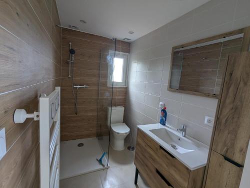 une salle de bain avec toilettes et lavabo dans l'établissement Au Mouquet, à Parentis-en-Born