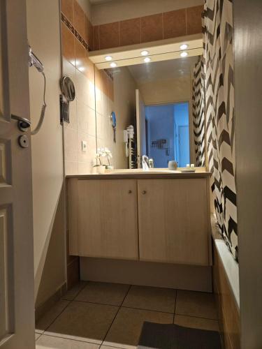 a bathroom with a sink and a mirror at Nouveau Entre mer et ville in Lattes