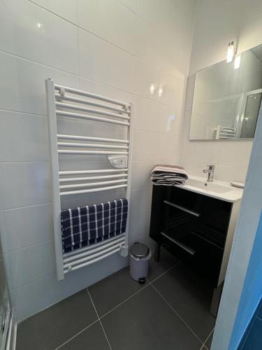 une salle de bain blanche avec un lavabo et un miroir dans l'établissement Villa Toscana - 6 Personnes - Full Clim, Piscine et Criques 300m à pied, à Bandol