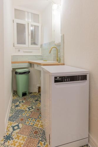 une cuisine blanche avec un évier et un lave-vaisselle dans l'établissement Le Saint-Louis - 4P - Hyper-Centre - Metz, à Metz