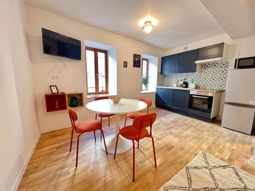 une cuisine et une salle à manger avec une table et des chaises dans l'établissement Maison de ville avec garage au centre-ville, à Carcassonne