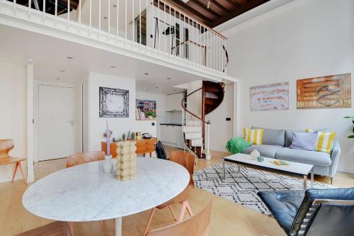 un salon avec une table et un canapé dans l'établissement GemBnB Luxury Apartments in Paris - Temple - Marais, à Paris