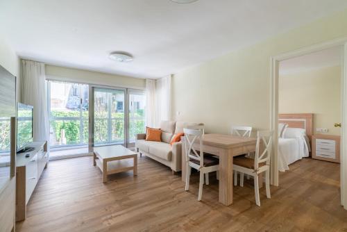 una sala de estar con una mesa y un sofá en Apartamento Cánovas Vigo Center, en Vigo