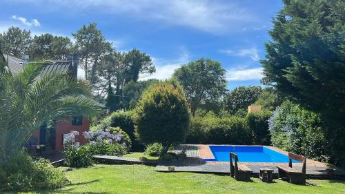 einen Garten mit Pool im Hof in der Unterkunft Casa Tulio y Rosa in Sierra de los Padres