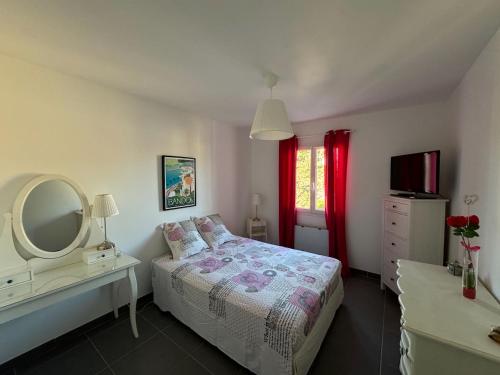 1 dormitorio con cama, espejo y tocador en Villa Toscana - 6 Personnes - Full Clim, Piscine et Criques 300m à pied, en Bandol