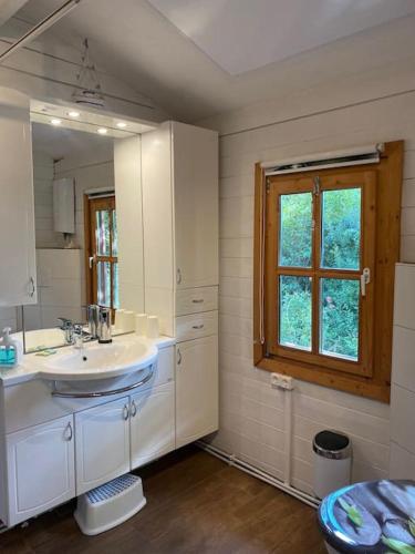 a bathroom with a sink and a window at Strandlust Döbeln - Bungalow für eine gemütliche Auszeit im Herbst in Döbeln