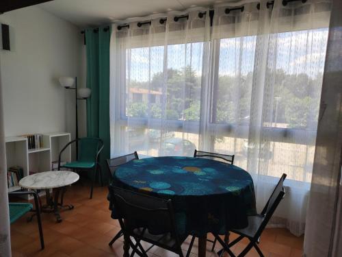 Appartement 3 pièces avec piscine et tennis, à 500m de la plage, climatisé, parking privé - FR-1-776-101