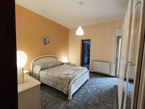una camera con un letto e due lampade di La maison de Mary a Zafferana Etnea