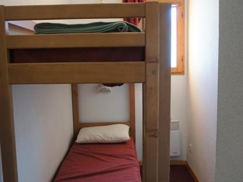 Ce lit superposé se trouve dans une petite chambre dotée de lits superposés. dans l'établissement Appartement 6 pers avec balcon sud, proche pistes et commerces, animaux acceptés, wifi gratuit - FR-1-636-8, à Orcières