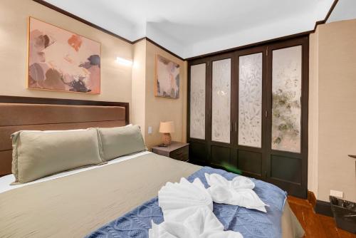 Ένα ή περισσότερα κρεβάτια σε δωμάτιο στο Beautiful Apt Near Times Square with GYM & PATIO