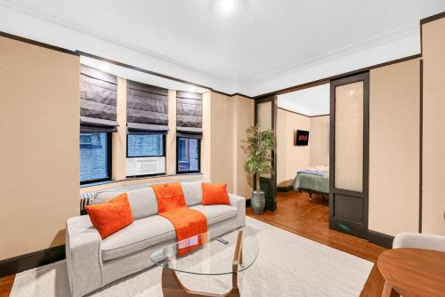 Χώρος καθιστικού στο Beautiful Apt Near Times Square with GYM & PATIO