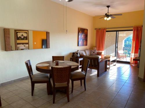 een keuken en eetkamer met een tafel en stoelen bij Marina Park Plaza Sol in Santa Cruz Huatulco