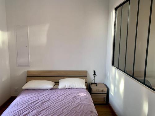 une chambre avec un lit avec deux oreillers dessus dans l'établissement Studio hyper centre parking facile, à Agen