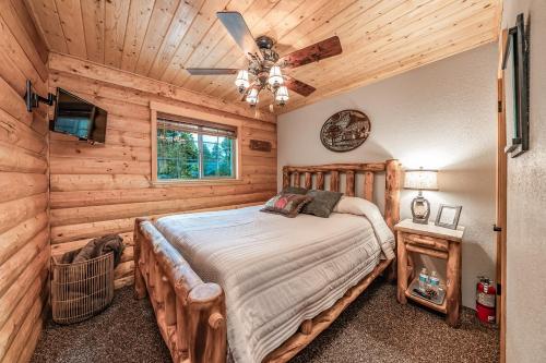 Ένα ή περισσότερα κρεβάτια σε δωμάτιο στο The Stew Cabin Cozy Escape Fireside Memories