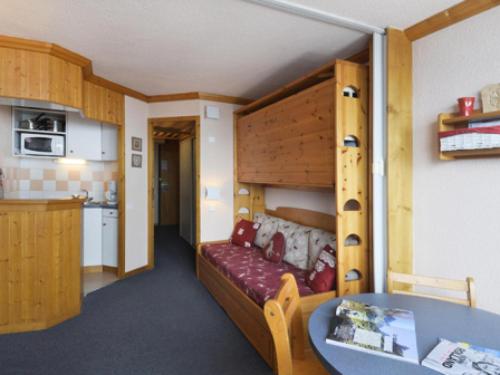 Cette petite chambre comprend des lits superposés et une cuisine. dans l'établissement Résidence Diamant - Studio pour 4 Personnes 124, à Aime La Plagne