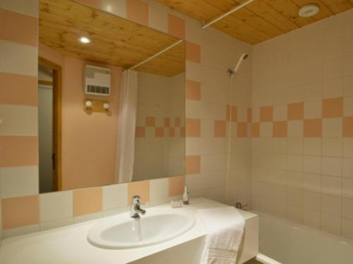 une salle de bain avec un lavabo, un miroir et une baignoire dans l'établissement Résidence Diamant - Studio pour 4 Personnes 124, à Aime La Plagne