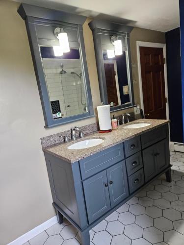 a bathroom with two sinks and a large mirror at Warwick Colonial Retreat in Warwick