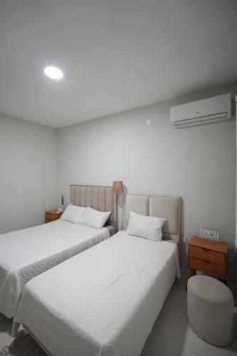 zwei nebeneinander stehende Betten in einem Schlafzimmer in der Unterkunft Little House Para 3 Personas - Casa compartida in Santa Cruz de la Sierra