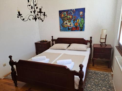 Un dormitorio con una cama y un cuadro en la pared. en Green house, en Bileća