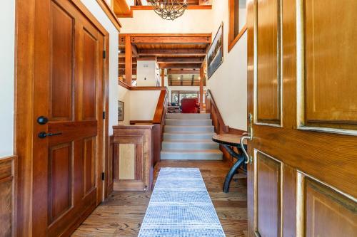 Fotografie z fotogalerie ubytování Chambers Lakeside Escape w Lake Views & HOA Access! v destinaci Homewood