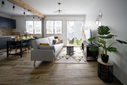 un salon avec un canapé blanc et une table dans l'établissement La Tardiere #Confort#Calme, à Clermont-Ferrand