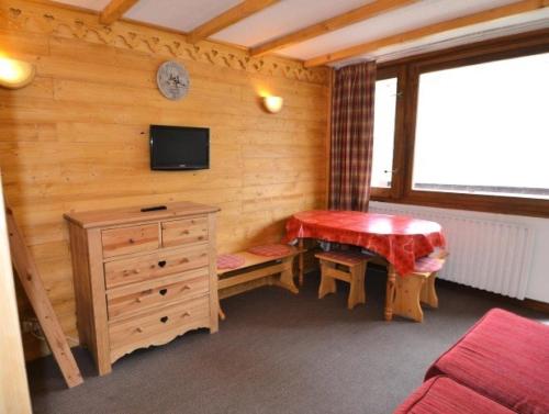 Cette chambre comprend un bureau, une table et une télévision. dans l'établissement Résidence Le France - Studio 3/4 pers. 4 couchages LE FRANCE - PLAGNE CENTRE MAE-9114, à Aime La Plagne