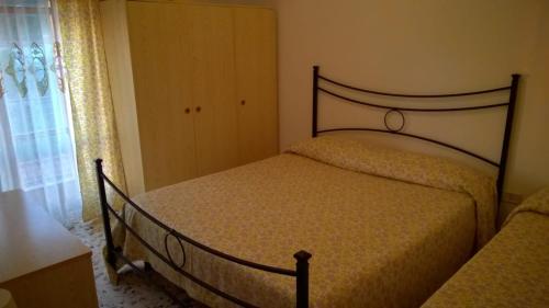 a bedroom with a bed and a window at Appartamento a primo piano con una stanza in Agnone