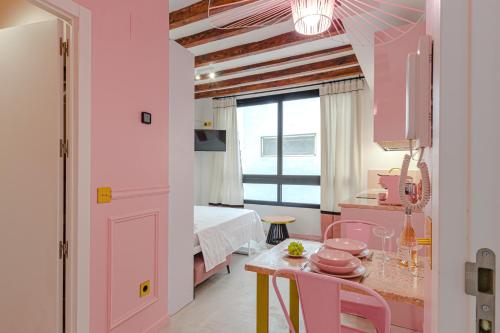 Glamorous pink studio in city center