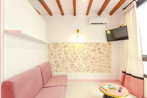 Glamorous pink studio in city center