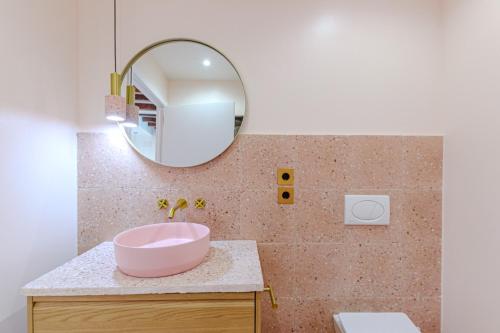 Glamorous pink studio in city center