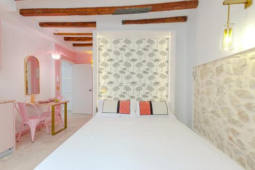 Glamorous pink studio in city center