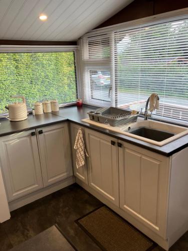 Η κουζίνα ή μικρή κουζίνα στο Snowdonia luxury log cabin