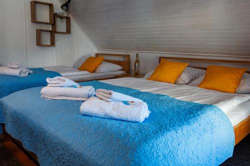 two beds in a room with towels on them at Apartamenty Wakacyjne WICJAN in Chałupy