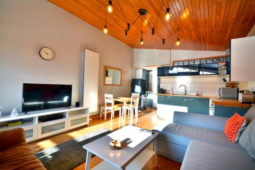 un salon avec un canapé et une table dans l'établissement Appartement avec vue, 2 chambres, 6 pers, Morzine, à Morzine