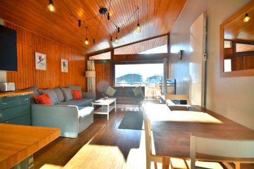 un salon avec un canapé et une table dans l'établissement Appartement avec vue, 2 chambres, 6 pers, Morzine, à Morzine
