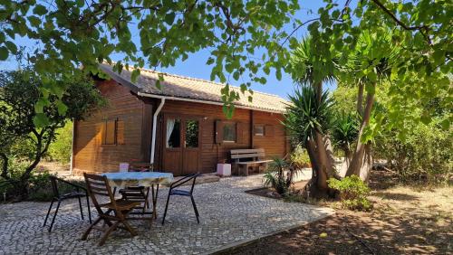 a table and chairs in front of a house at Chalet Villa Mosquito in Silves