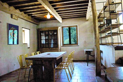 ein Esszimmer mit einem Holztisch und Stühlen in der Unterkunft Maison de vacances, calme garanti in Saint-Montan