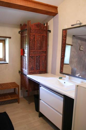 une salle de bain avec un lavabo et un miroir dans l'établissement Maison de vacances, calme garanti, à Saint-Montan