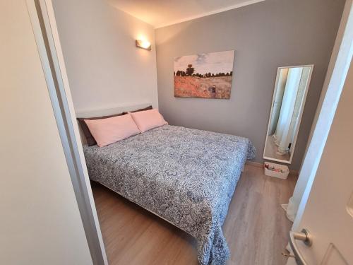 a small bedroom with a bed and a mirror at Anciua - Parking Free in Camogli