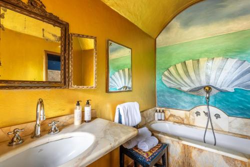 Torre Palazzone في سوفيتشيلي: حمام مع مغسلة وحوض استحمام