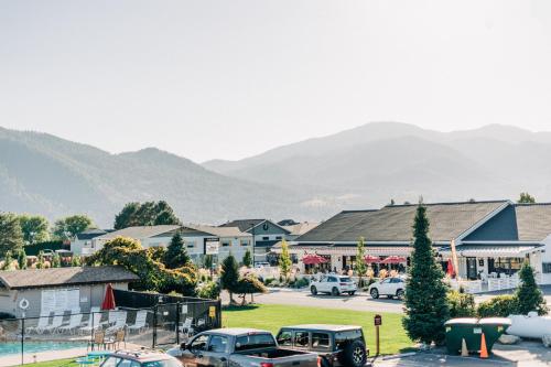 a small town with cars parked in a parking lot at Mountain View Lodge in Chelan
