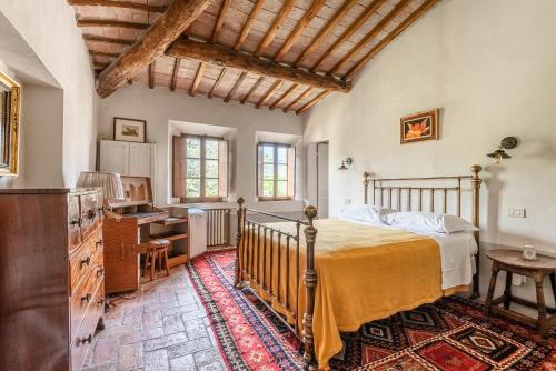 Torre Palazzone في سوفيتشيلي: غرفة نوم بسرير ومكتب في غرفة
