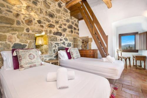 Postel nebo postele na pokoji v ubytování Casa Torre Cruilles Big, Stylish, Modernized 'Castle' Prime Costa Brava with AC