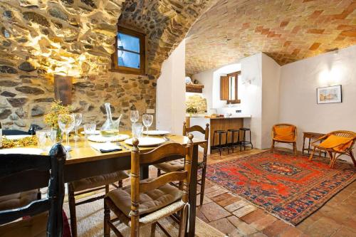 Posezení v ubytování Casa Torre Cruilles Big, Stylish, Modernized 'Castle' Prime Costa Brava with AC