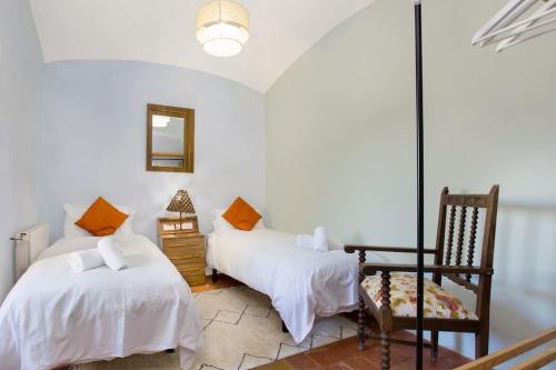 Postel nebo postele na pokoji v ubytování Casa Torre Cruilles Big, Stylish, Modernized 'Castle' Prime Costa Brava with AC