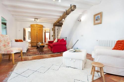Posezení v ubytování Casa Torre Cruilles Big, Stylish, Modernized 'Castle' Prime Costa Brava with AC