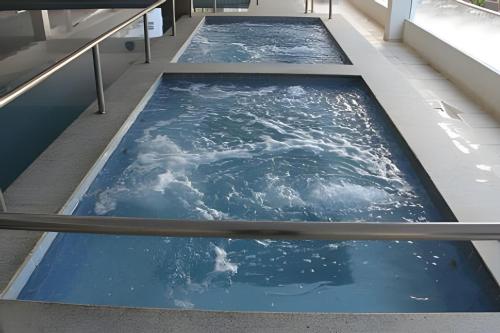 a row of pools of water on a ship at Apto em Rio Quente com ampla área de lazer e linda vista in Rio Quente