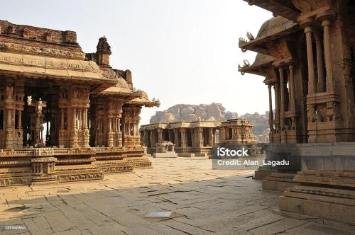 une vue d'un bâtiment dans une ville antique dans l'établissement Varaha Homestay Hampi, à Hampi