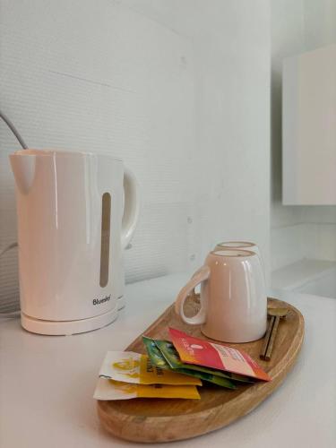une tasse sur une planche de coupe à côté d'une tasse dans l'établissement Cozy Studio, à Paris