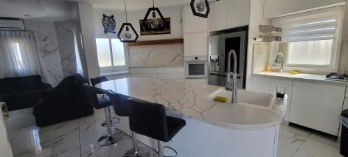 una cucina con isola al centro di una stanza di Penthouse in Ramat Gan Next to Sheba Hospital a Ramat Gan